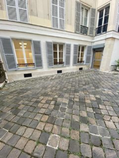 Bureaux sur cour M° Trinité 65M2
